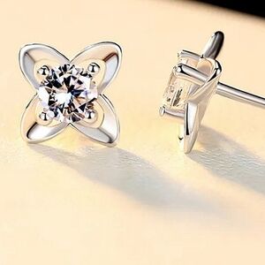 NEW 925 Sterling Silver Clover‎ Diamond Stud Earrings